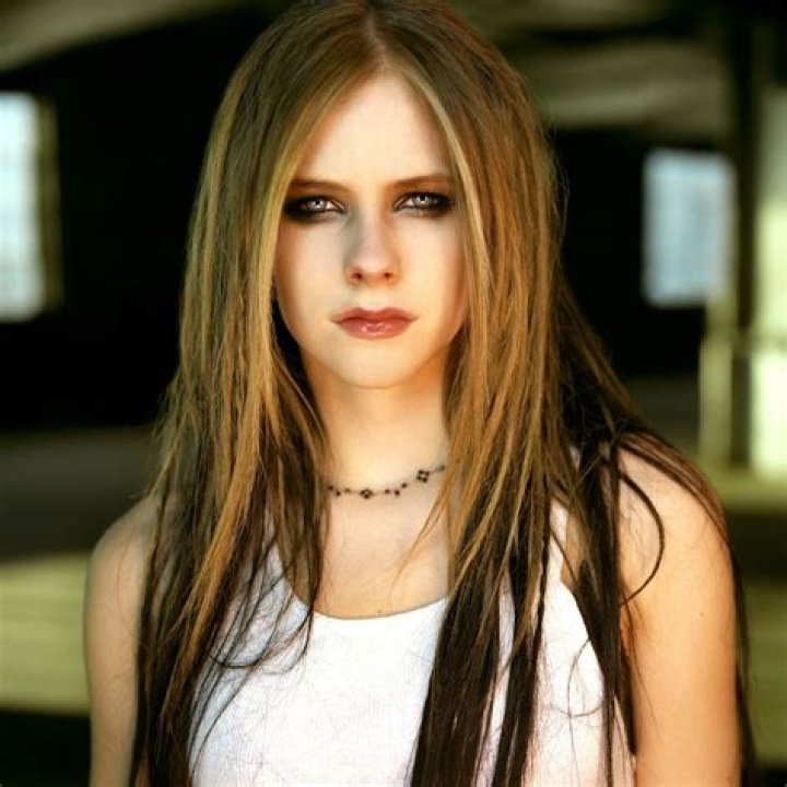 Avril Lavigne Height, Weight, Net Worth, Age, Birthday, Wikipedia, Who, Nationality, Biography