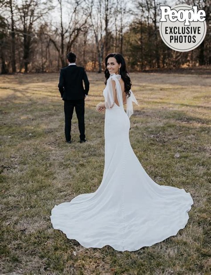 
Country Artist Jennifer Hart Marries Musician Rob Ricotta in Nashville Ceremony – See the Photos 