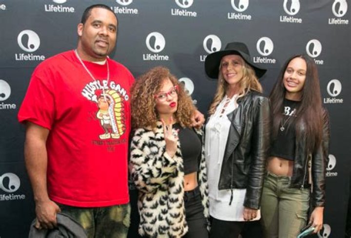 
Does Skusta Clee Have A Sister? Rapper Family Photos From Instagram 