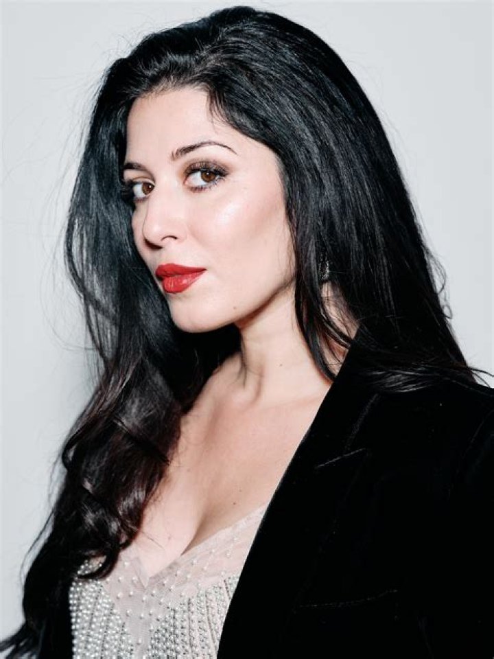  Elizabeth Tabish