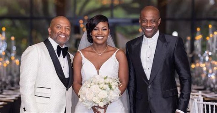 Kem has been Married to his Wife, Erica Owens since 2019