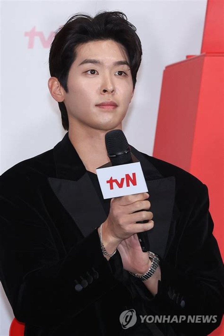 
Lee Si-Woo Height, Weight, Net Worth, Age, Birthday, Wikipedia, Who, Nationality, Biography 