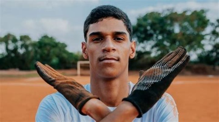 
Luva de Pedreiro Football Influencer Viral On TikTok and Instagram 