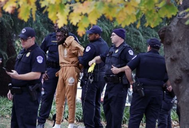 
Who Is Beverly Leonard? Airport Police Who Arrested Amber Heard In 2009 For Domestic Abuse 