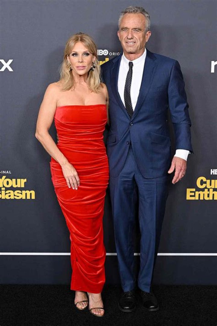 
Who Is Cheryl Hines Husband? 
